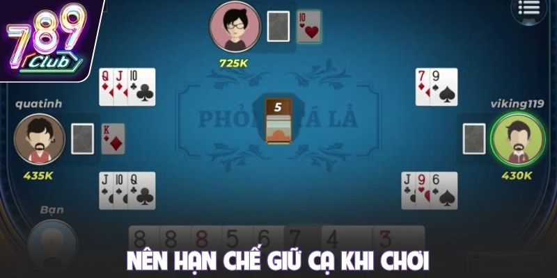 Nên hạn chế giữ cạ khi chơi